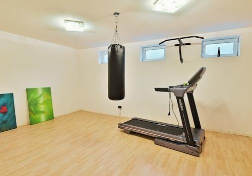 Sportraum-Wohnzimmer Kellerwohnung