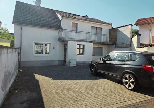 Vorderansicht-Parkplatz