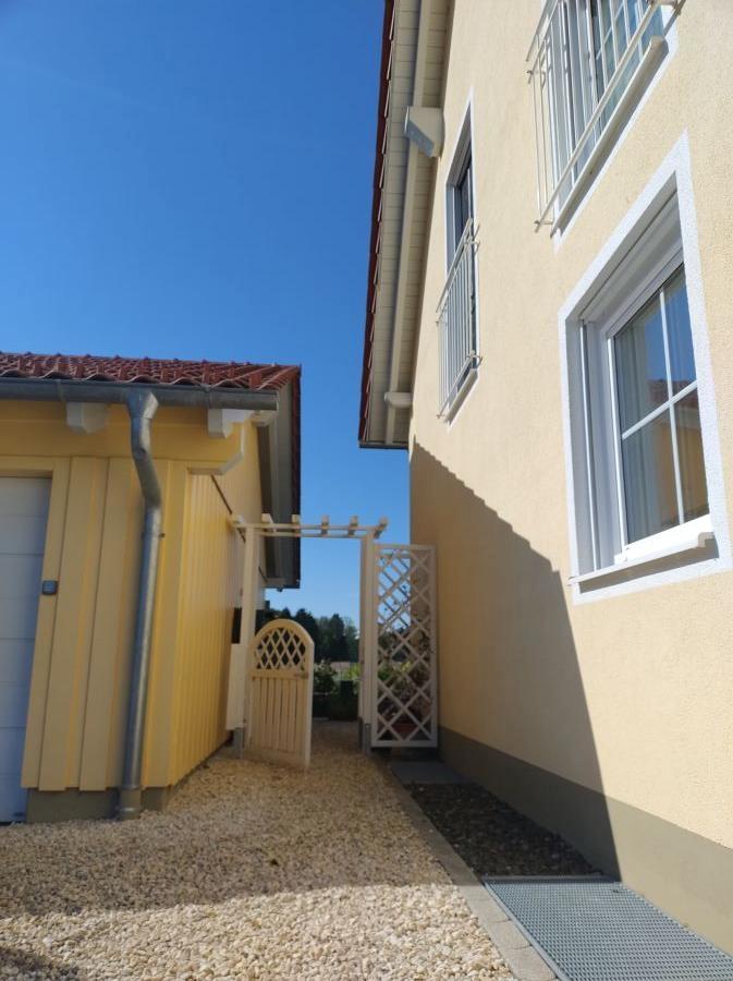 Gartentor und Garage