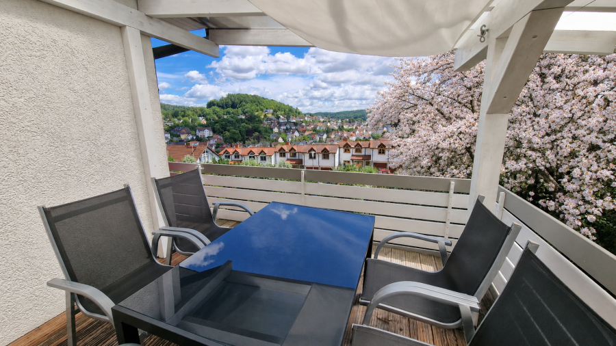 Der überdachter Balkon mit Traumblick.