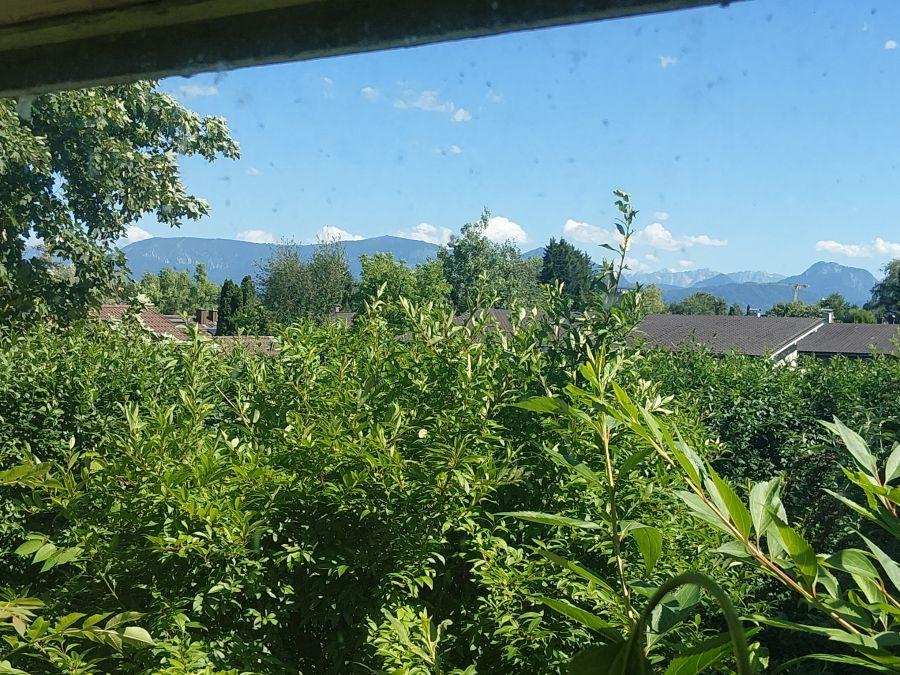 Blick vom Wohnzimmer in der Garten und die Berge