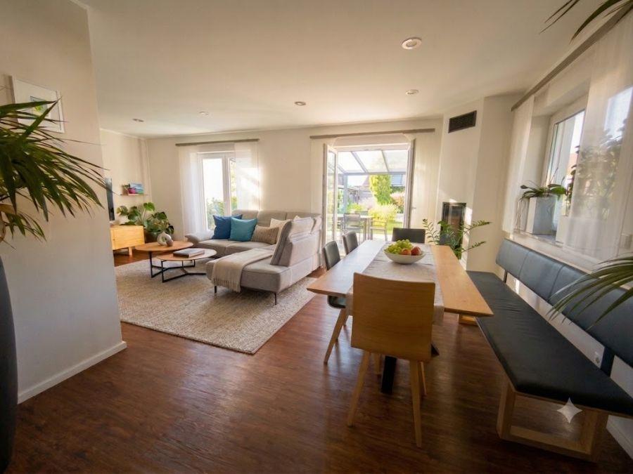 Wohn- und Esszimmer mit Obstschale NEU