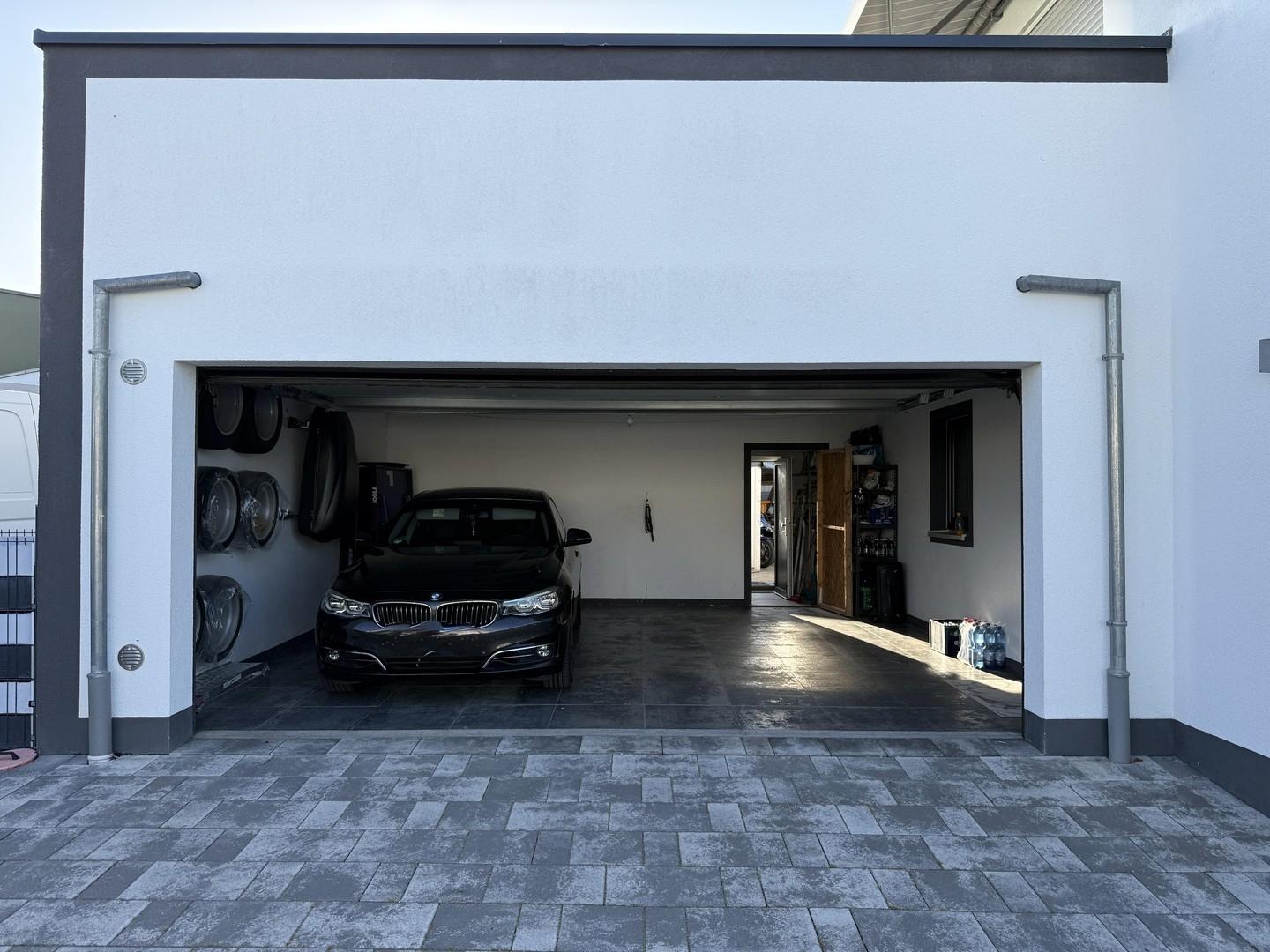 Große Doppelgarage