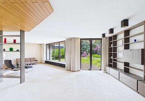 Wohnzimmer, große Fenster mit Blick in den Garten