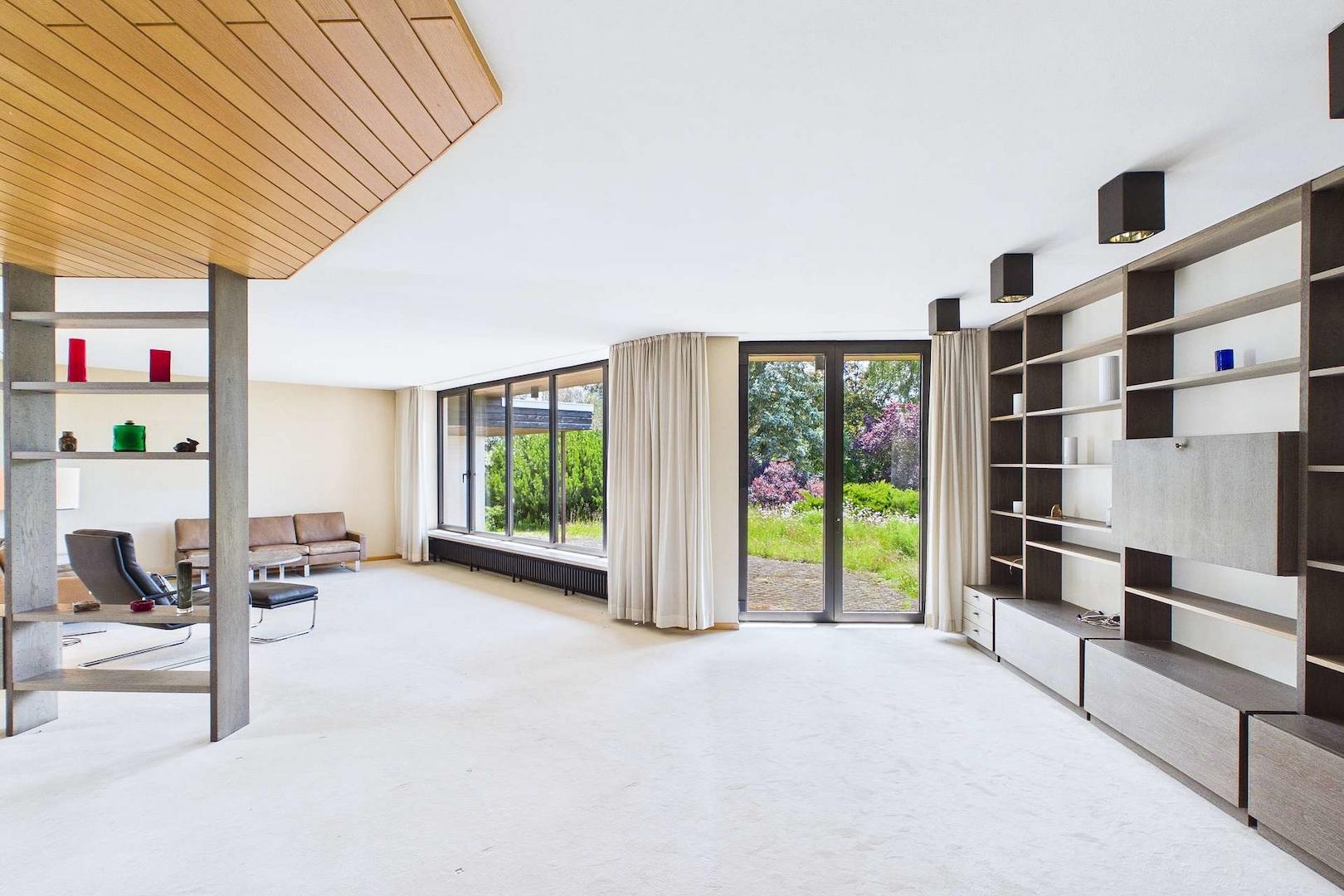 Wohnzimmer, große Fenster mit Blick in den Garten
