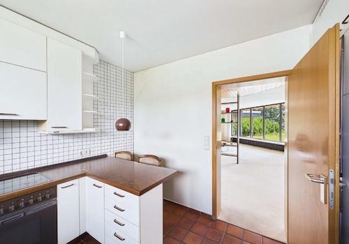 Küche mit Blick ins Wohnzimmer