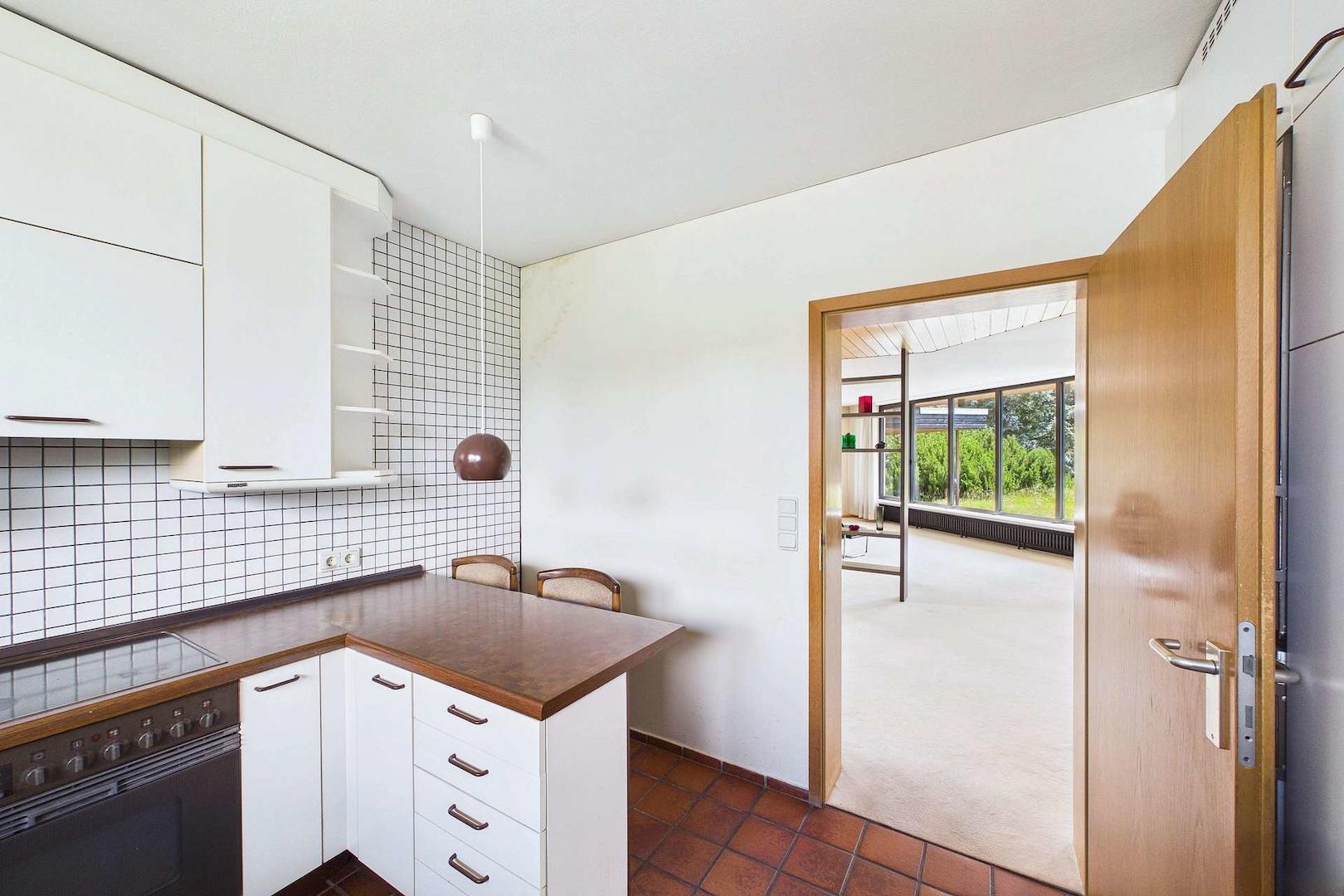 Küche mit Blick ins Wohnzimmer