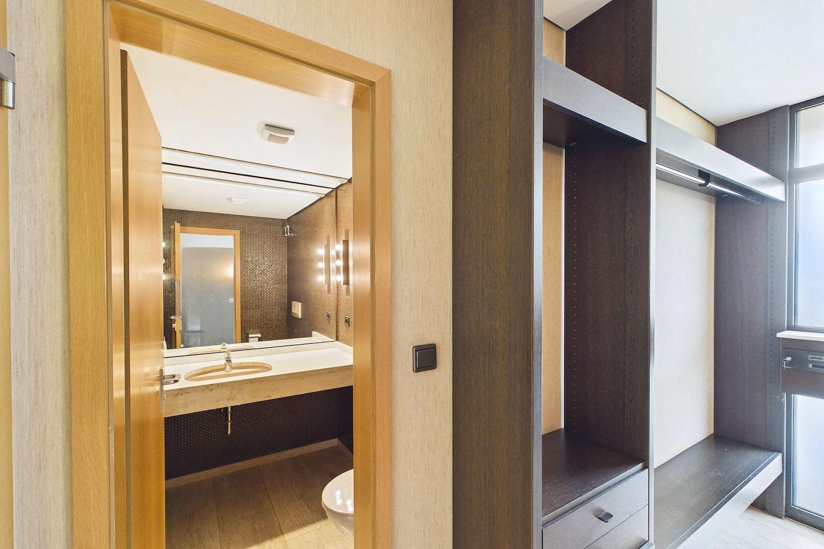 Blick von der Diele ins Gäste-WC