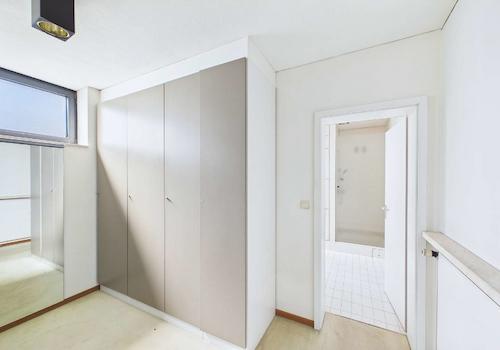 Ankleidezimmer mit Blick zum Bad