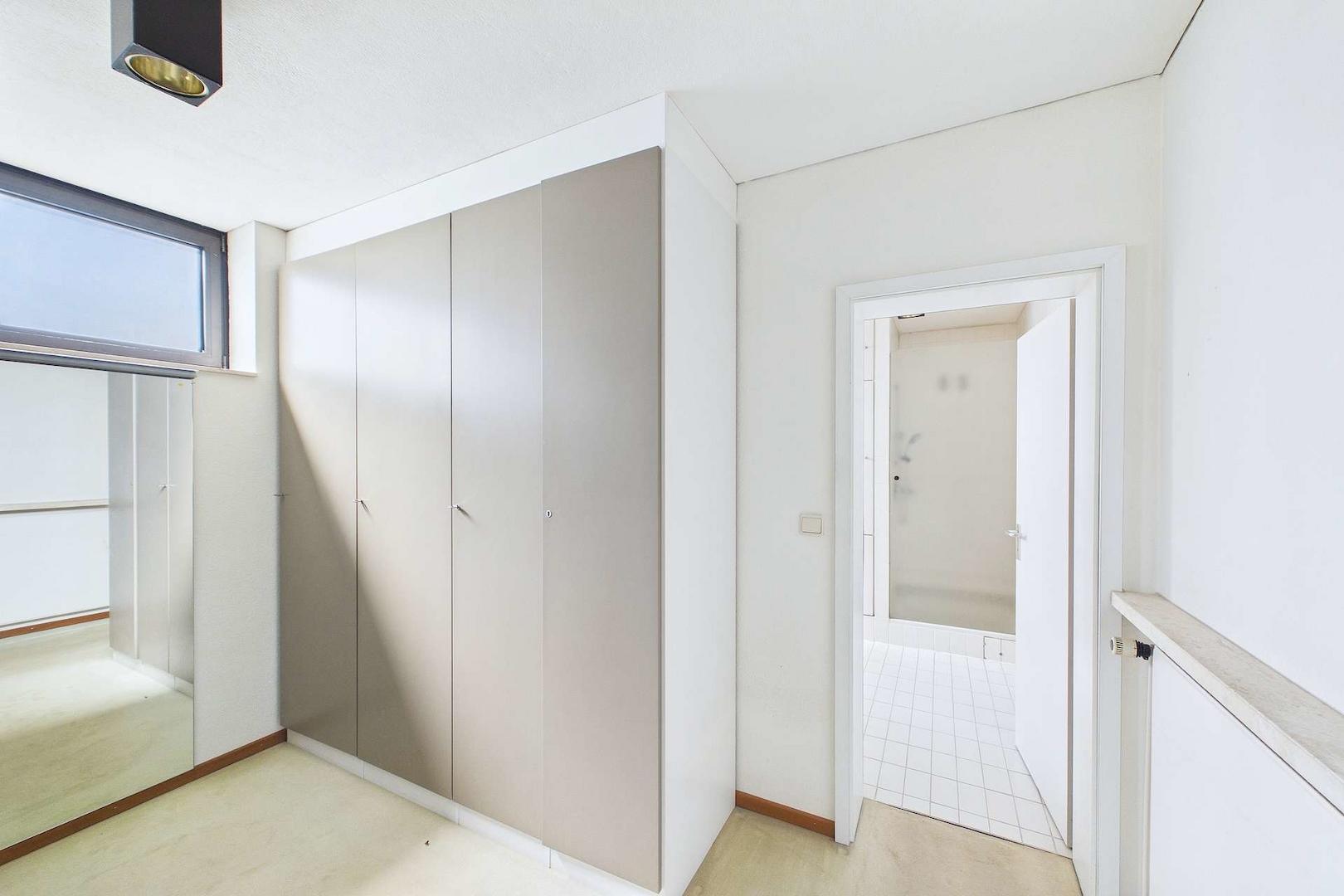 Ankleidezimmer mit Blick zum Bad