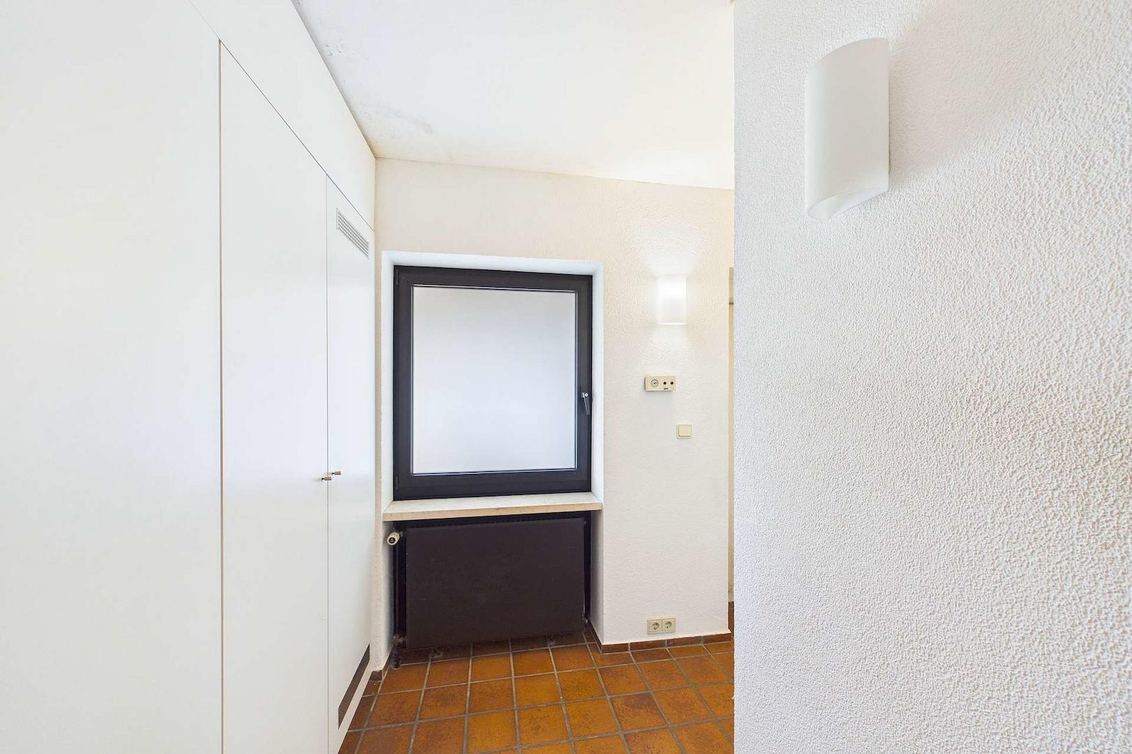Vorflur zur Garage und in den Keller