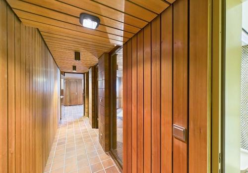 Flurblick vom Gästezimmer in Richtung Schwimmbad