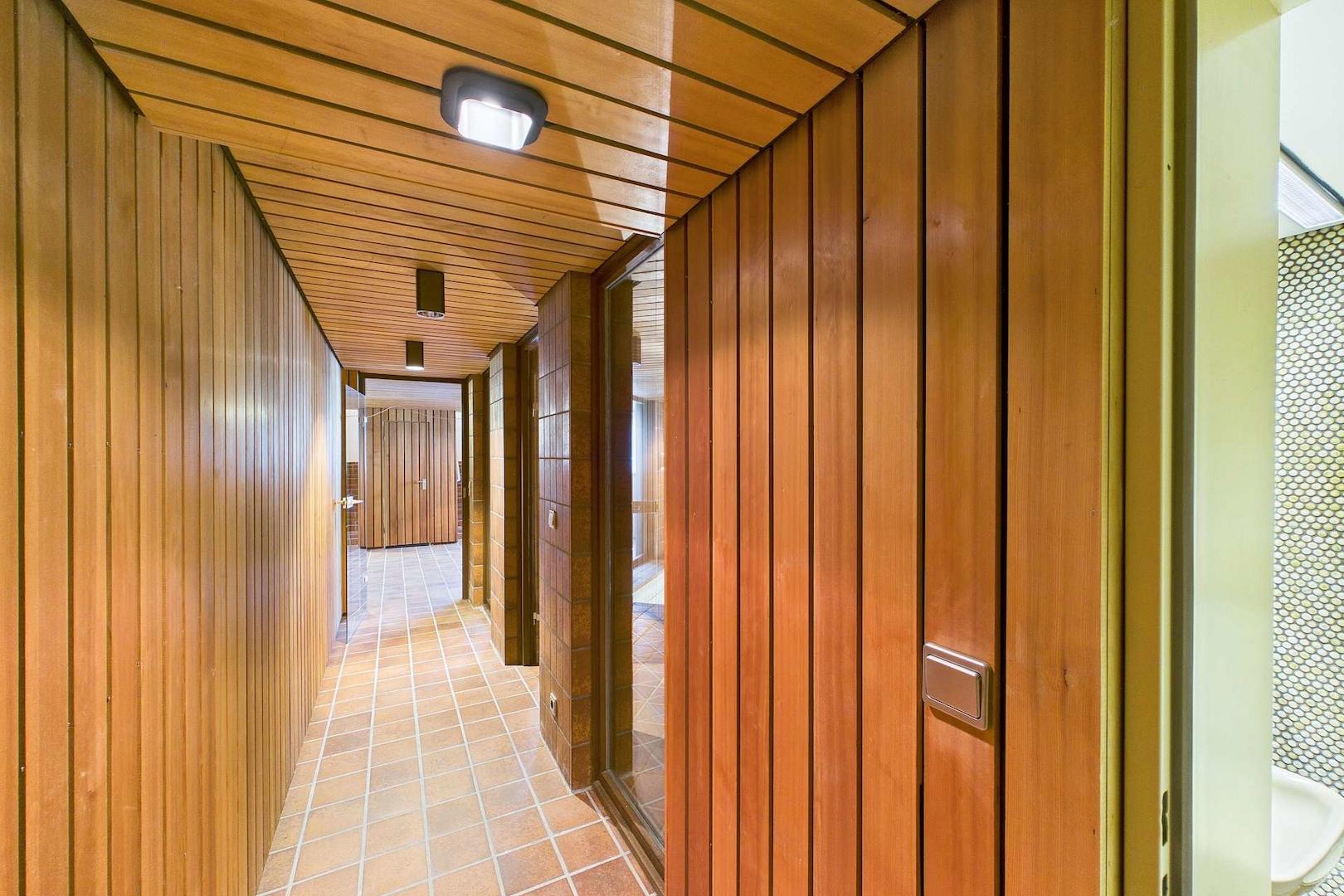 Flurblick vom Gästezimmer in Richtung Schwimmbad