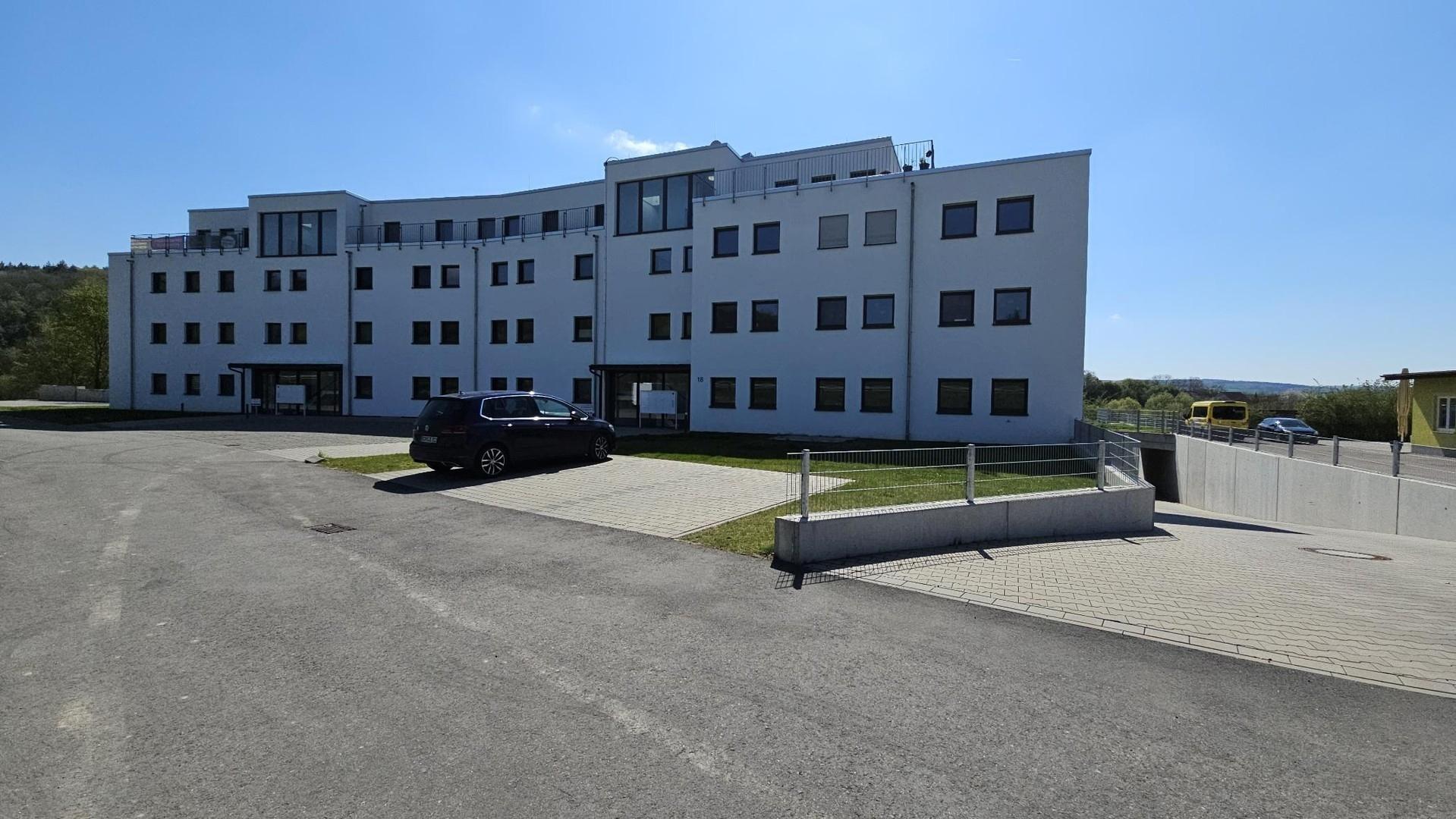 Außenansicht mit Stellplatz