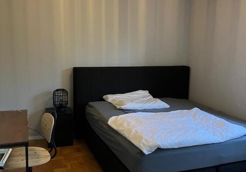 Zimmer 1 Boxspringbett 1.40 cm