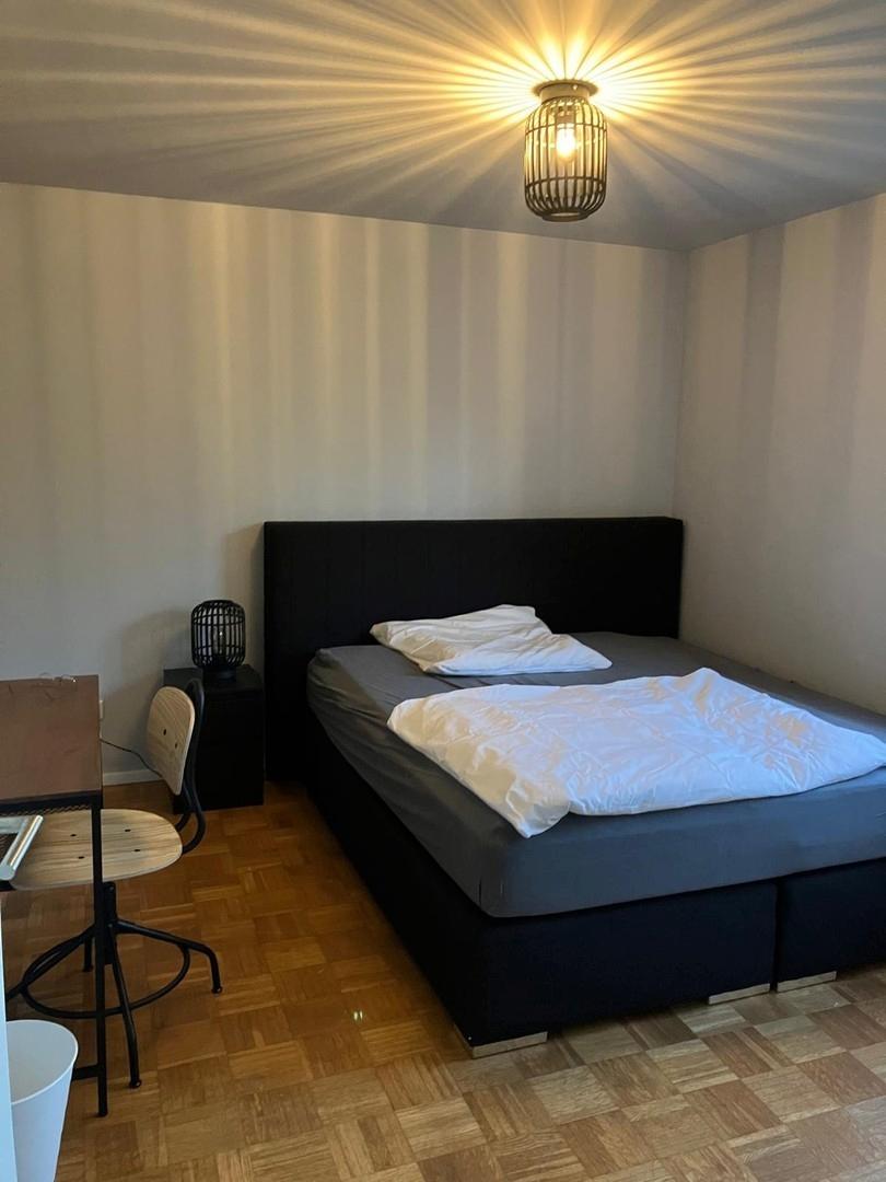 Zimmer 1 Boxspringbett 1.40 cm