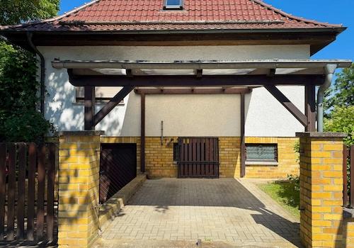 angrenzendes Carport