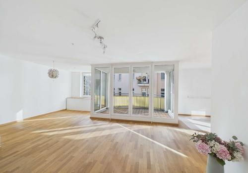 Großes Wohnzimmer mit Blick zum Balkon