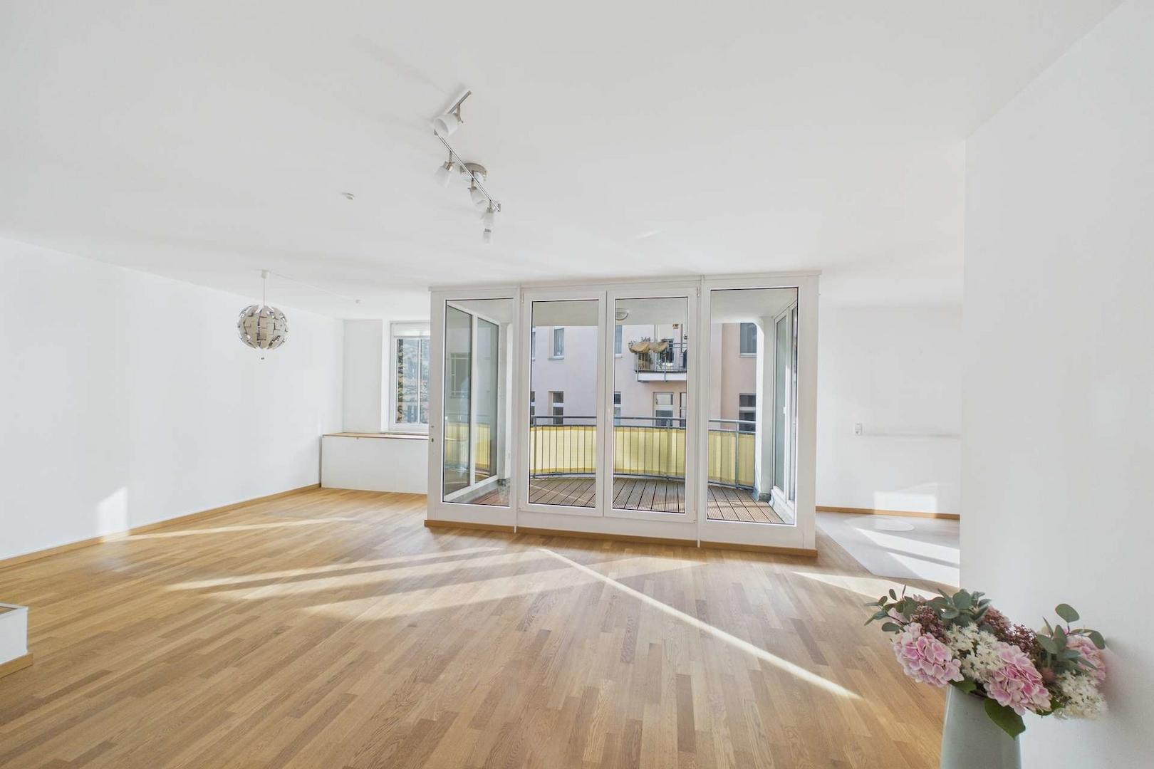 Großes Wohnzimmer mit Blick zum Balkon