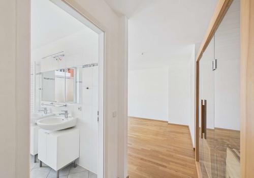 Blick vom Ankleidebereich zum Bad und zum Schlafzimmer