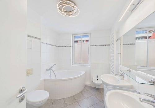 Masterbad mit Wanne und Dusche
