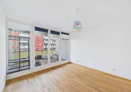 Kinderzimmer 1 mit Zugang zum Balkon 2