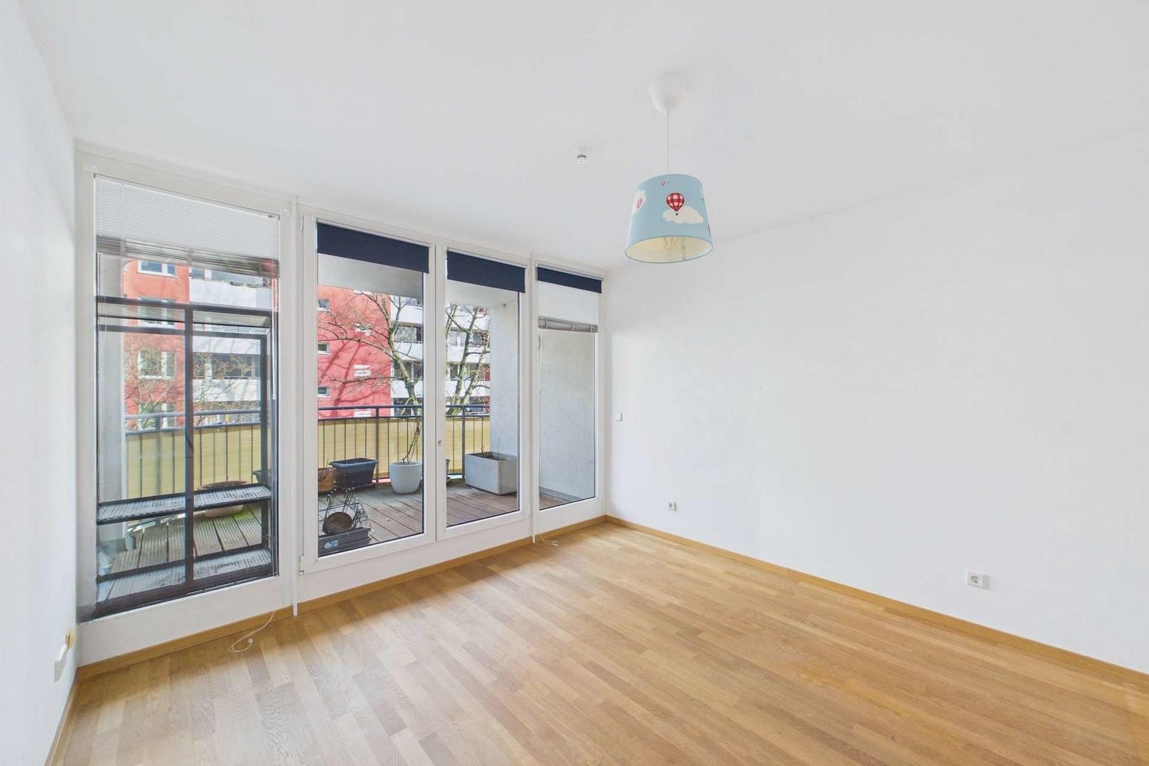 Kinderzimmer 1 mit Zugang zum Balkon 2
