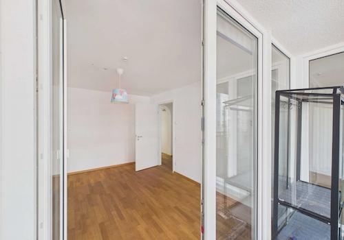 Blick vom Balkon ins Kinderzimmer