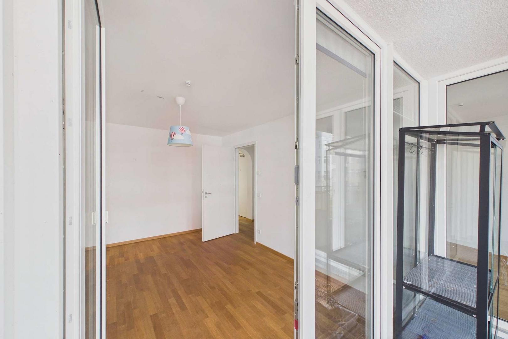 Blick vom Balkon ins Kinderzimmer