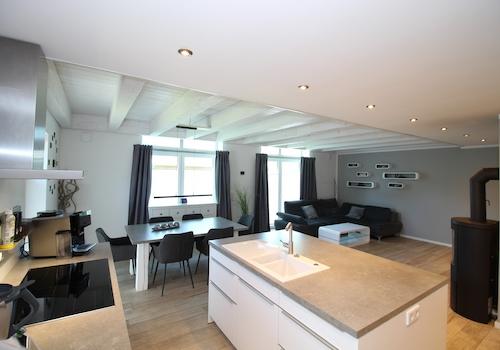 Blick von der Küche in das Wohn- und Esszimmer