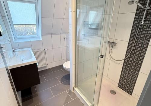 Modernes Bad mit Großer Dusche