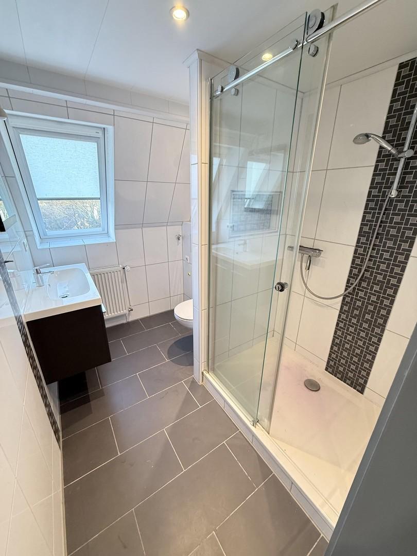 Modernes Bad mit Großer Dusche