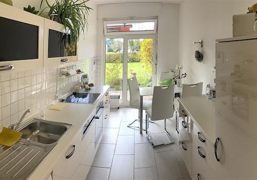 Küche mit Tür zur Terrasse