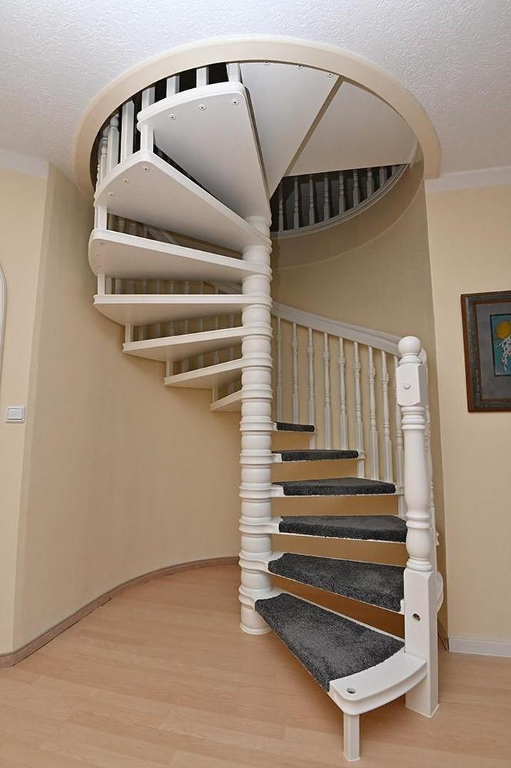 Treppe zum Dachgeschoss