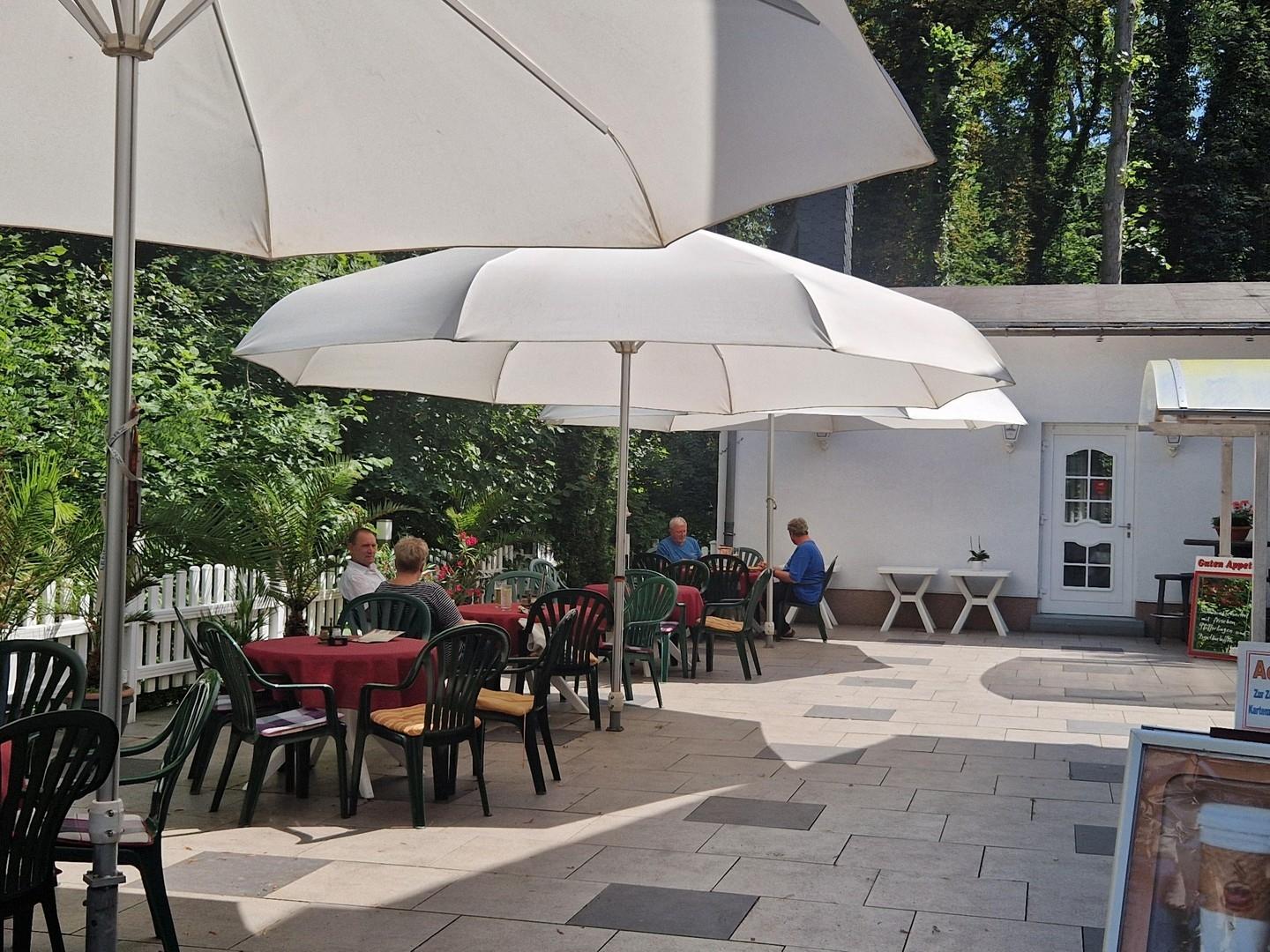 Terrasse mit drei Großschirmen