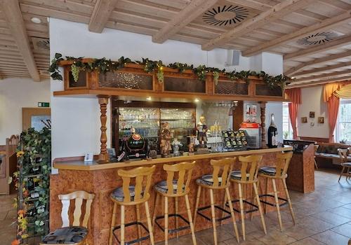 Gastraum mit Theke