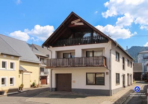 kaufen-freistehendes-haus-veldenz-aussenansicht-balkone-garage-recreatieadviseurs-vakantiehuistekoop-nl.webp