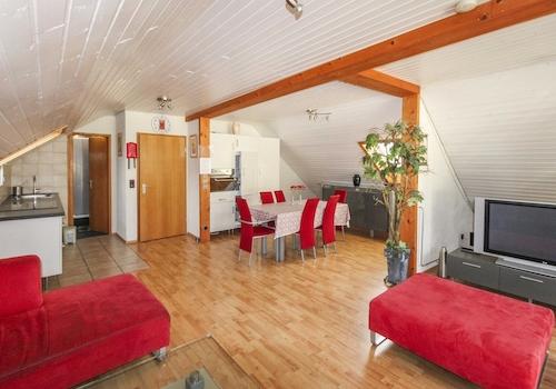 kaufen-freistehendes-haus-veldenz-wohnzimmer-obergeschoss-essecke-kueche-recreatieadviseurs-vakantiehuistekoop-nl.webp