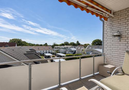 Herrlicher Sonnenbalkon mit Markise
