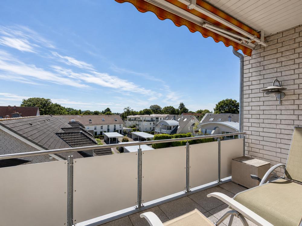 Herrlicher Sonnenbalkon mit Markise