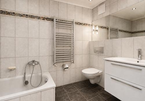 Bad mit Dusche und Wanne