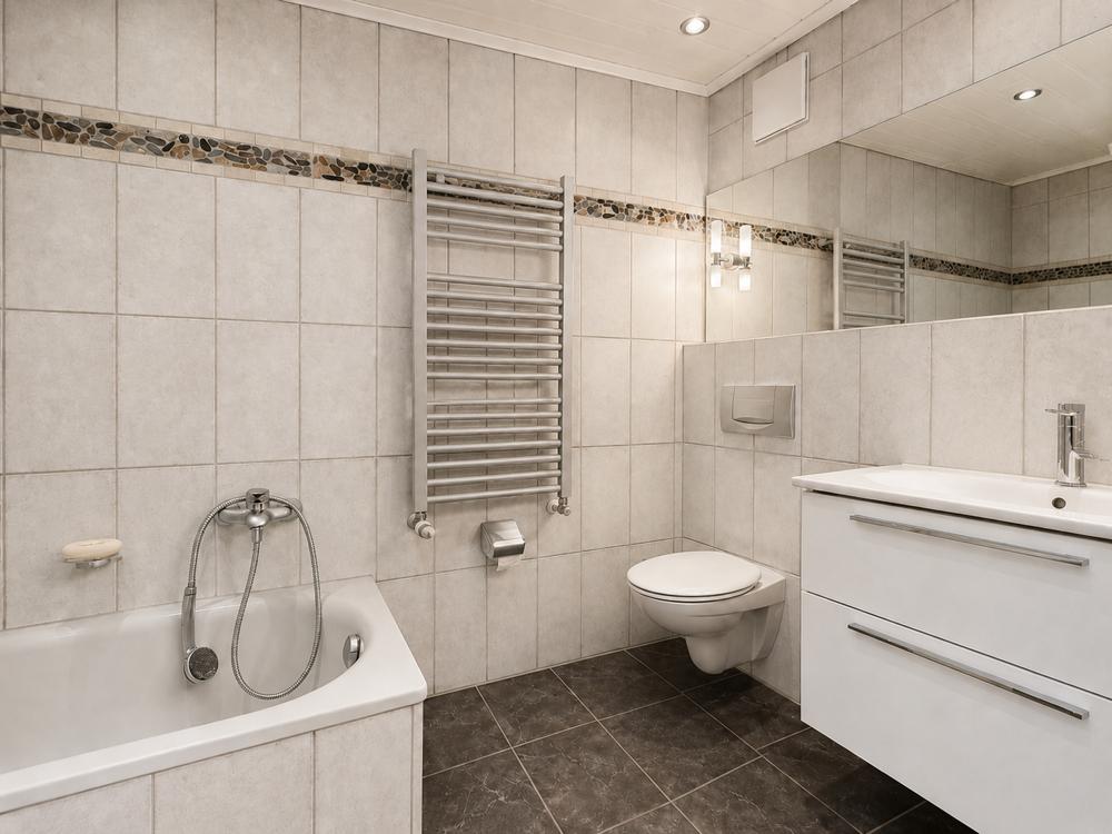 Bad mit Dusche und Wanne