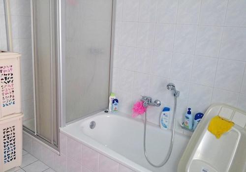 Badezimmer (Dusche und Wanne)