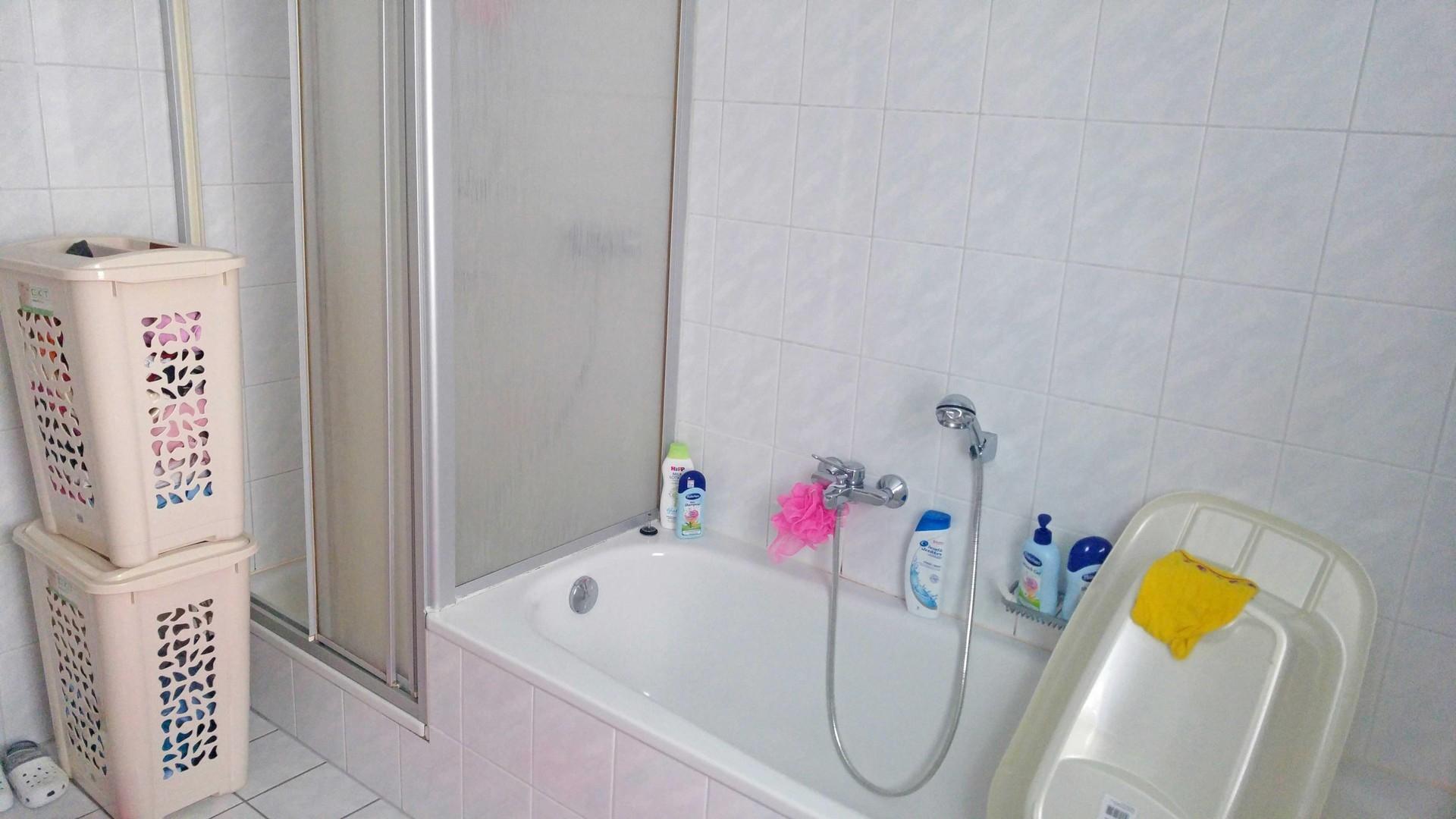 Badezimmer (Dusche und Wanne)
