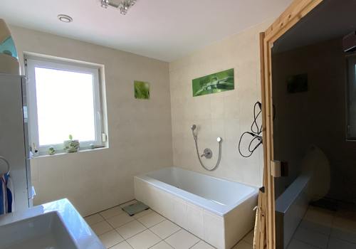 Bad mit Dusche, Badewanne und Sauna