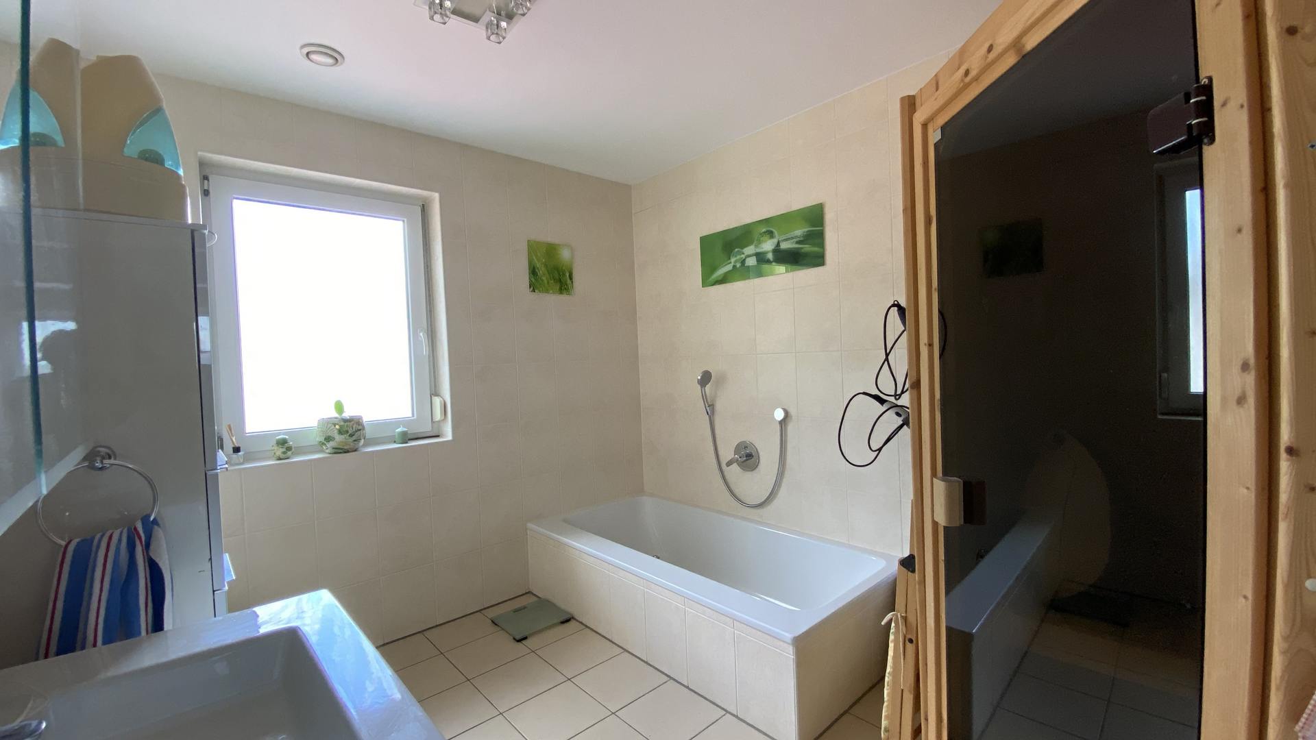 Bad mit Dusche, Badewanne und Sauna