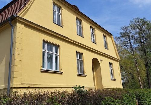 Blick auf Gebäude von Straße