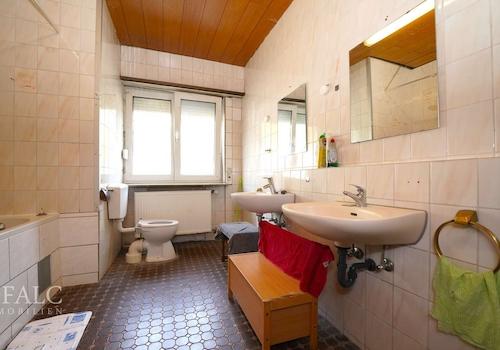 Badezimmer (EG)