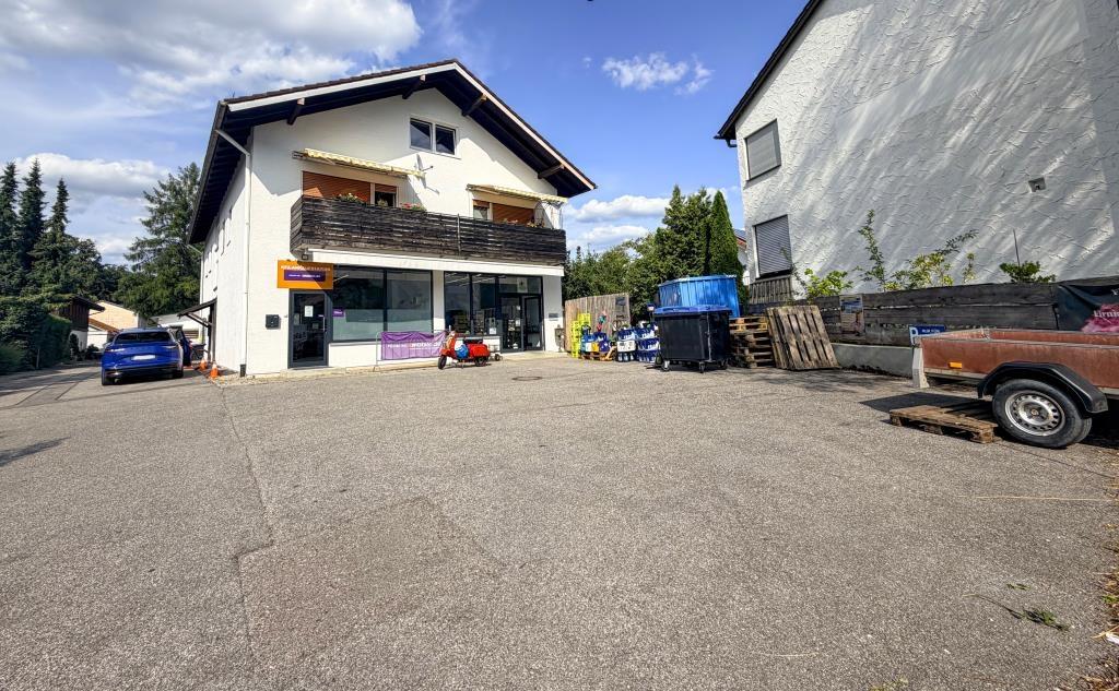 Hausansicht mit PKW-Stellplätze