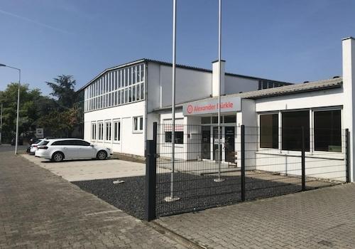 Eingang mit 5-7 PKW Plätzen